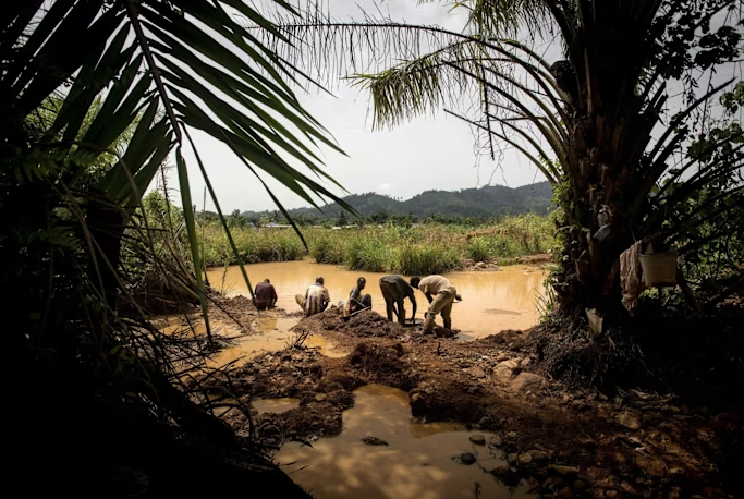 تسببت هذه الموجة من الارتفاع في مشاكل كبيرة في دول مثل غانا حيث يُستخرج الذهب بشكل غير رسمي. © كريستينا ألديهويلا/وكالة فرانس برس/غيتي إيميجز<br alt=