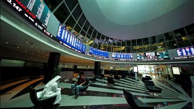 أسواق الخليج تتراجع مع ضغوط أسعار النفط ومخاوف تخمة المعروض