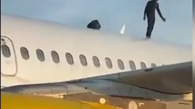 رقصة على سطح الطائرة تثير الرعب بين الركاب.. ما القصة؟