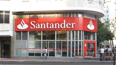 بلومبيرغ : بنك سانتاندير كشف عن خطة لإعادة شراء أسهم بقيمة 5 مليارات يورو بالتزامن مع صفقة مع بنك ويبستر