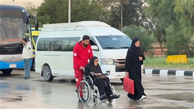 استجابةً لحالة الطقس السيئ.. الهلال الأحمريمد غزة بخيام وبطاطين وملابس شتوية عبر قافلة «زاد العزة» 145 