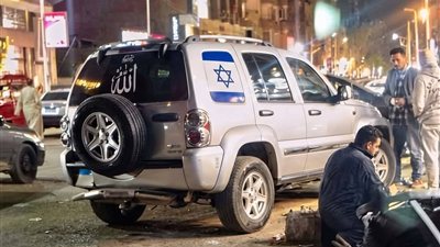 دهس مواطنين وتلفيات.. سيارة بعلم إسرائيل تثير غضب أهالي كرداسة