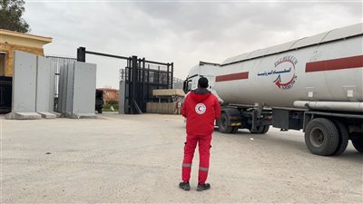 الهلال الأحمر يدفع  قافلة «زاد العزة» 149 حاملة نحو 1,850 طنًا من المساعدات الإنسانية للفلسطينيين
